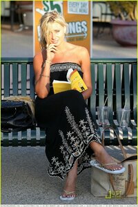 -May-03-At-Famous-Chick-s-BBQ-alyson-michalka-21731119-817-1222.jpg