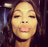 Zoe-Saldana-taking-a-selfie.jpg