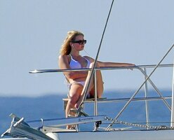 apple-martin-in-a-bikini-barbados-12-20-2022-3.jpg
