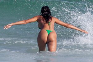 Lais_Ribeiro_in_Bikini_at_a_Beach_in_Rio_De_Janeiro_08_02_2022__4_.jpg