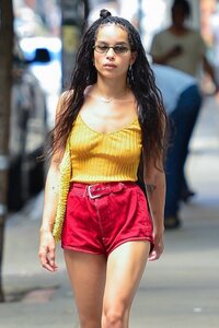 zoe kravitz in street 09.jpg