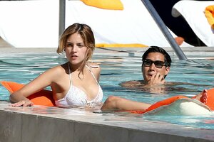 eiza gonzález in bikini 08.jpg