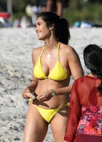 padma lakshmi in bikini (14).jpg
