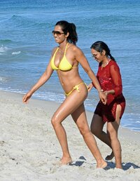 padma lakshmi in bikini (33).jpg