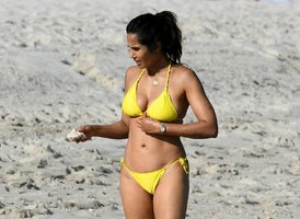 padma lakshmi in bikini (41).jpg