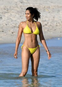 padma lakshmi in bikini (64).jpg
