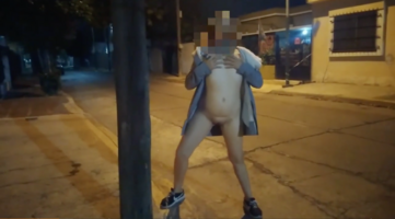 Sesso con una ragazza nuda in pubblico per le strade della città catturata da guardoni bollen...png