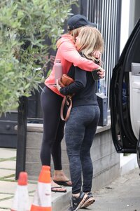 Jennifer_Aniston_Says_goodbye_to_her_friend_after_a_pilates_class_together_in_Los_Angeles_06-1...jpg