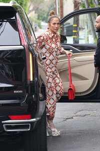 Jennifer_Lopez_out_for_lunch_in_West_Hollywood_06-10-2023__2_.jpg