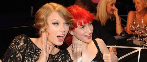 Taylor-Swift-Hayley-Williams-Paramore-2010-getty-full.jpg