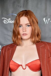ellie bamber al gala 06.jpg