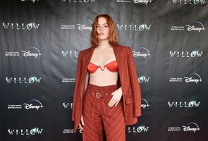 ellie bamber al gala 07.jpg