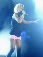emma-marrone-hot-shorts-rosa-concerto-rosolina-mare-saro-libera-tour-estate-2012-13.jpg