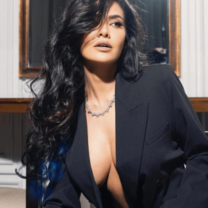 esha gupta(3).png